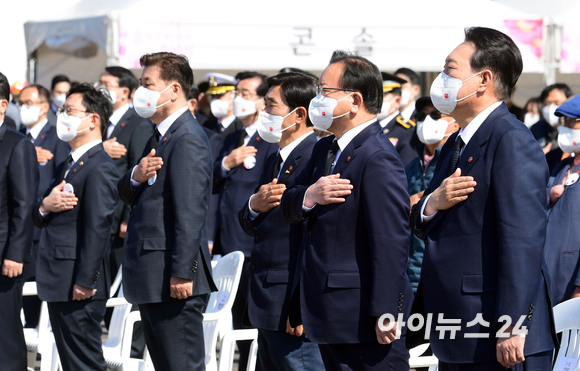 윤석열 대통령 당선인과 김부겸 국무총리 등이 3일 제주4.3평화공원에서 열린 제 74회 4.3희생자 추념식에 참석해 국기에 대한 경례를 하고 있다. [사진=인수위사진기자단]