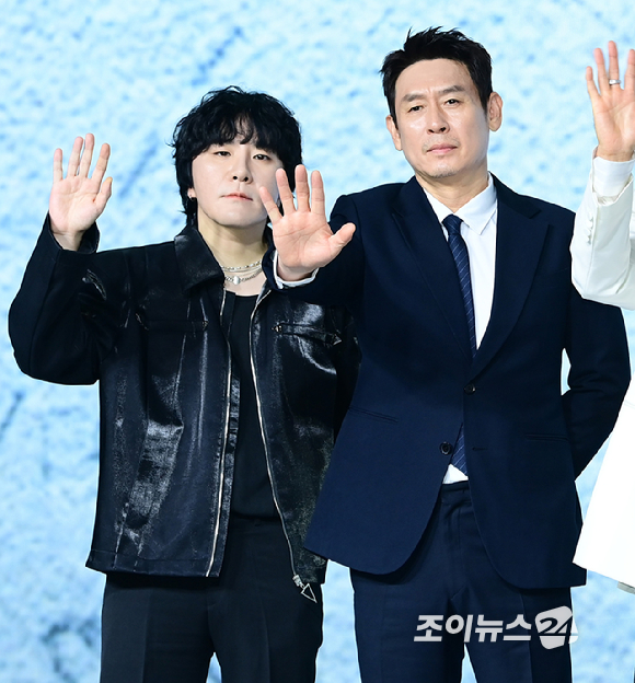 변성현 감독과 배우 설경구가 14일 오전 서울 동대문구 JW메리어트 동대문에서 열린 넷플릭스 영화 '굿뉴스' (감독 변성현) 제작보고회에 참석하고 있다. [사진=정소희 기자]