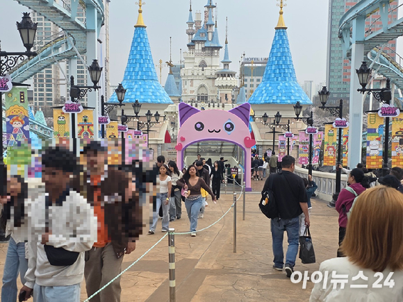 1일 서울 잠실 롯데월드 내 '메이플 아일랜드'에서 '자이로 스핀' 놀이기구가 운행되고 있다. [사진=박정민 기자]