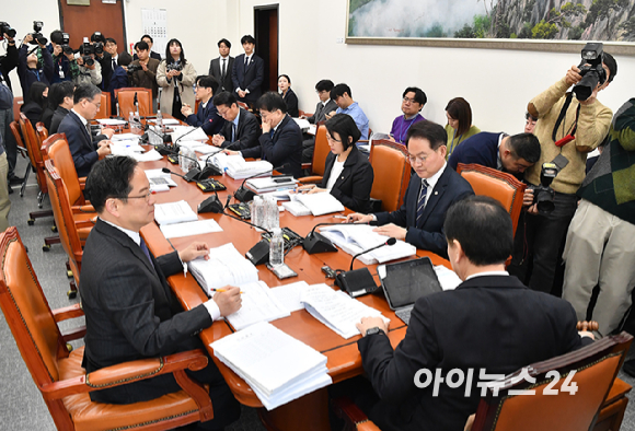 정태호 위원장이 5일 서울 여의도 국회에서 열린 대미투자특별법 처리를 위한 특별위원회 재2처 법안심사소위원회를 주재하고 있다. [사진=곽영래 기자]