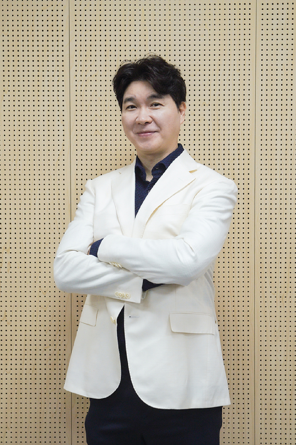 박수홍이 '우리 아기가 태어났어요' 기자간담회에 참석해 포즈를 취하고 있다. [사진=TV조선 ]
