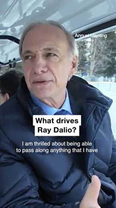 21일(현지시간) 스위스 다보스에서 이동 중인 세계적인 투자자 레이 달리오. [사진=세계경제포럼(WEF)]