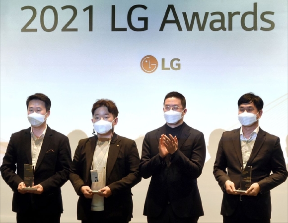구광모 LG그룹 회장(오른쪽에서 두 번째) [사진=LG그룹]