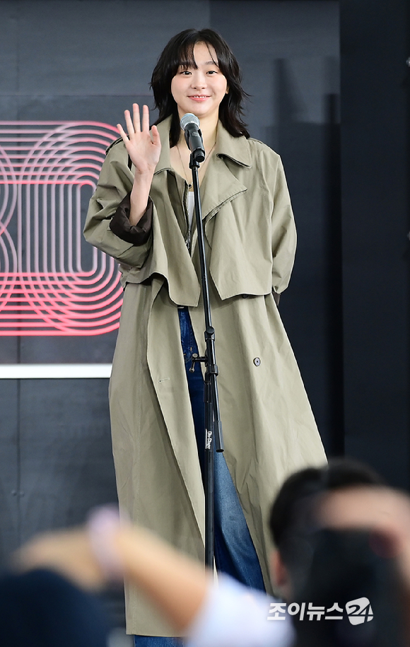 배우 김다미가 19일 오후 부산광역시 해운대구 우동 영화의 전당에서 열린 제30회 부산국제영화제(BIFF) '대홍수' 야외무대인사 행사에 참석하고 있다. [사진=정소희 기자]