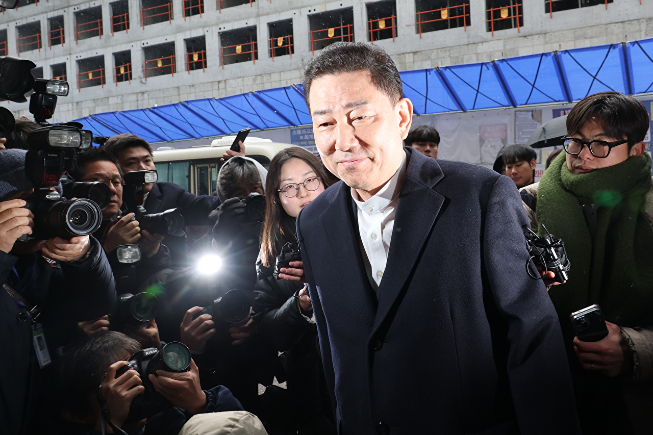 공천헌금 수수 등 각종 비위 의혹을 받는 더불어민주당 김병기 의원이 12일 서울 여의도 중앙당사에서 열린 윤리위원회에 출석하고 있다. 2026.1.12 [사진=연합뉴스]