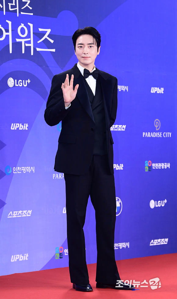 배우 이준혁이 18일 오후 인천광역시 파라다이스 시티에서 열린 제4회 청룡시리즈어워즈 레드카펫 행사에 참석하고 있다. [사진=정소희 기자]