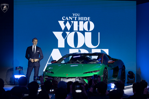 스테판 윙켈만(Stephan Winkelmann) 람보르기니 회장 겸 최고경영자(CEO)가 지난 6일 서울 광진구 파이팩토리에서 '테메라리오' 출시 행사 후 취재진과 인터뷰를 하고 있다. [사진=오토모빌리 람보르기니]