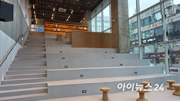 서울 마포구 '에피소드 신촌캠퍼스' 입구. [사진=이수현 기자]