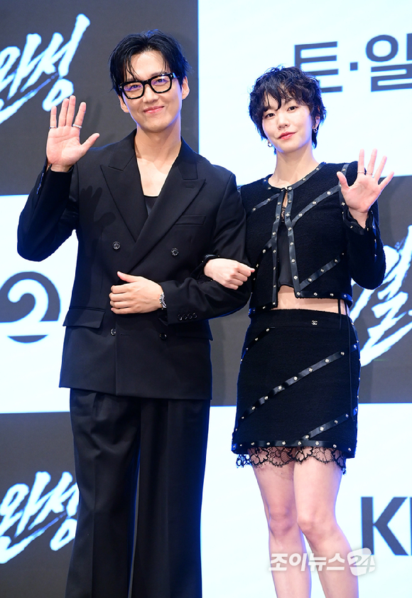 배우 남궁민과 이설이 1일 오후 서울 구로구 신도림동 더세인트에서 열린 KBS 2TV 새 토일 미니시리즈 '결혼의 완성' 제작발표회에 참석하고 있다. [사진=정소희 기자]
