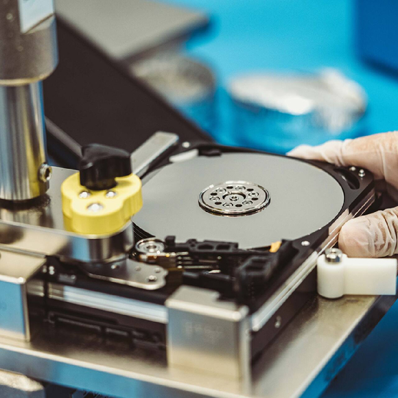 씨게이트의 HDD를 만드는 모습. [사진=씨게이트]