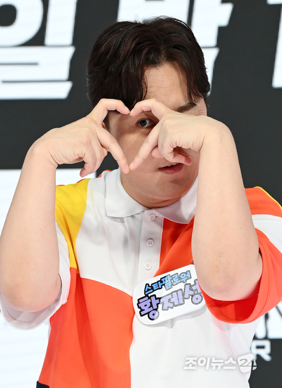 장성규, 김윤성 제작총괄, 황치열, 김호영, 딘딘, 황제성, 박미선, 백지영, 립제이, 김돈우 PD(왼쪽부터)가 25일 오전 경기도 하남 브이에이 스튜디오에서 열린 MBN 뮤직 서바이벌 '아바타싱어' 제작발표회에서 포즈를 취하고 있다. [사진=김성진 기자]