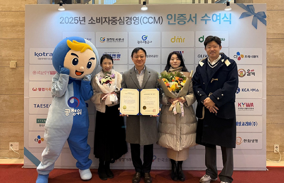 임순철 풀무원식품 CS센터 센터장(가운데)을 비롯한 풀무원식품 관계자들이 식품기업 최초로 19년 연속 CCM 인증을 받은 뒤 기념 촬영하고 있다. [사진=풀무원식품]