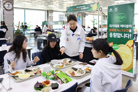 8일 열린 '비비고 데이'에서 국가대표 선수들이 비비고 제품들로 만든 점심 식사를 하고 있는모습. [사진=CJ]