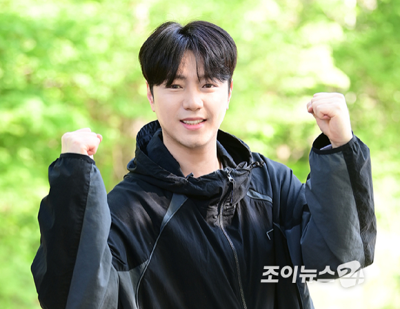 트로트 가수 강설민이 25일 서울 강북구 우이동 만남의 광장에서 열린 산악인 오은선 대장과 함께하는 '제13회 희망찾기 등산&middot;트레킹 교실'에 홍보대사로 참석해 포즈를 취하고 있다. [사진=정소희 기자]