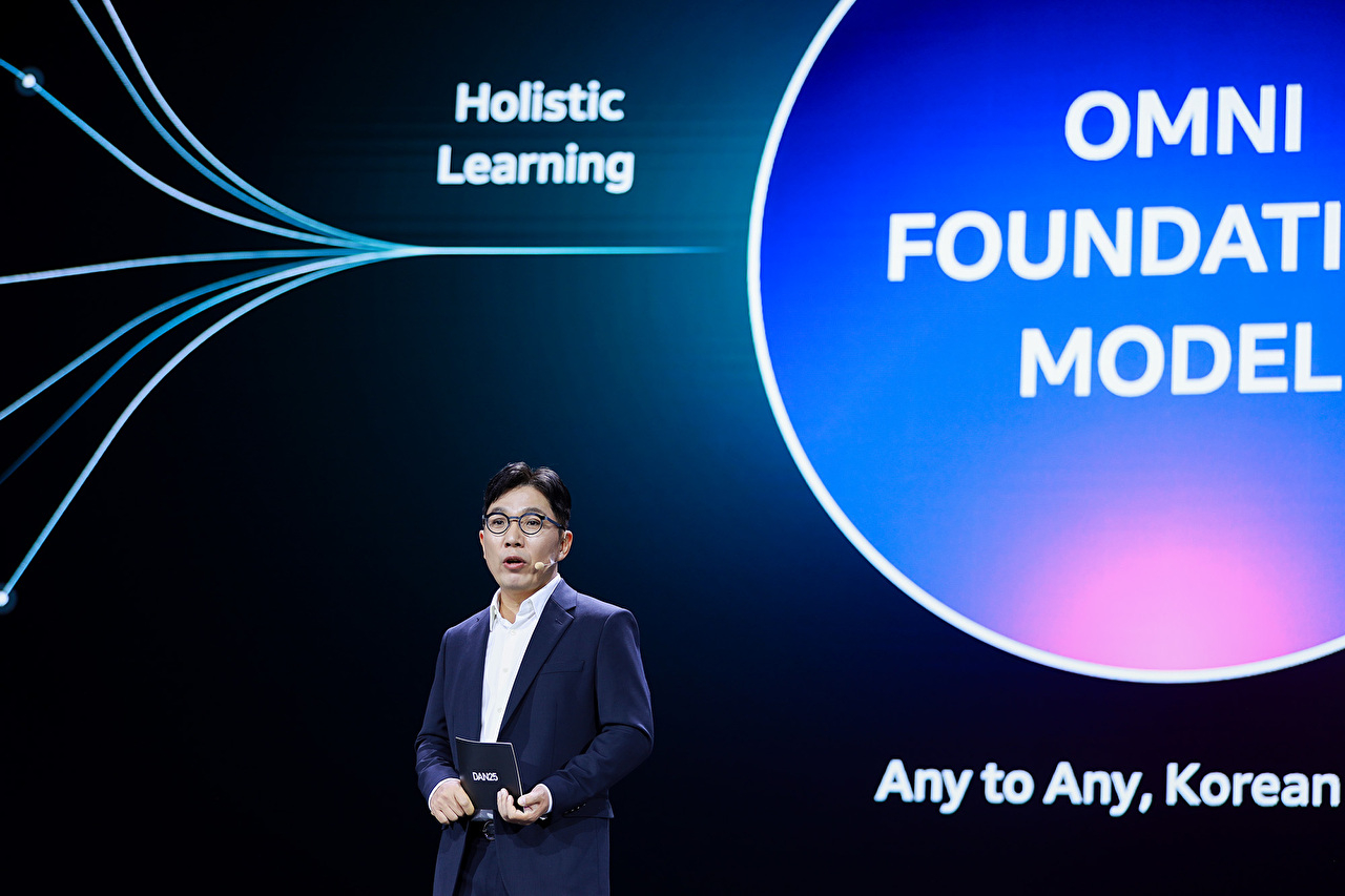 6일 서울 강남구 코엑스에서 열린 네이버 통합 콘퍼런스 '단(DAN) 25'에서 김유원 네이버클라우드 대표가 발표하고 있다. [사진=네이버]