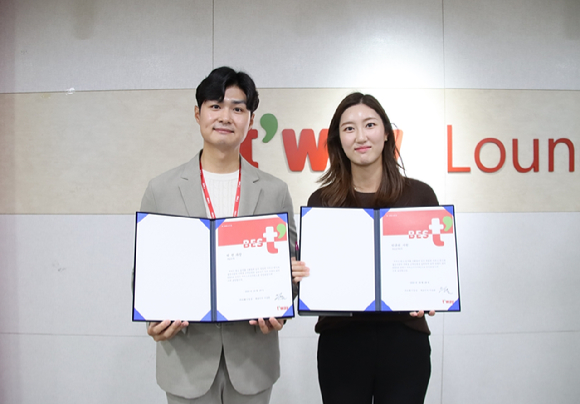 지난 28일 김포공항 화물청사에서 티웨이항공 2025년 상반기 서비스 우수직원에 선정된 수상자들이 수상 후 기념사진을 촬영하고 있다. [사진=티웨이항공]