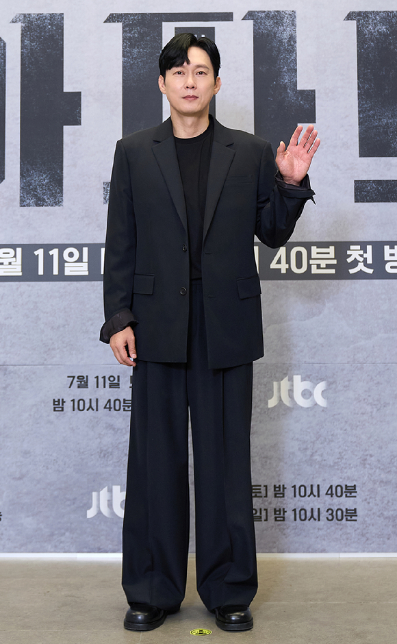 배우 박병은이 10일 온라인으로 진행된 JTBC 새 토일드라마 '아파트' 제작발표회에 참석하고 있다. [사진=JTBC]