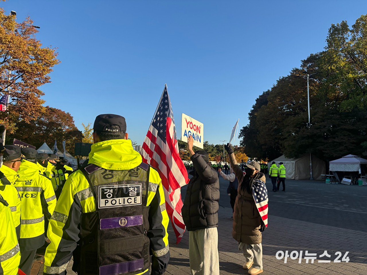 장동혁 국민의힘 당대표를 비롯한 국민의힘 당권파 지도부 의원들이 28일 서울 잠실 올림픽 공원 투표지 공개검증 현장에 참석해있다. [사진=김민지 기자]
