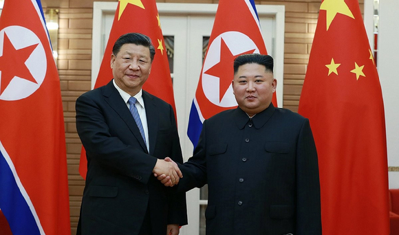 시진핑 중국 국가주석이 오는 8일부터 9일까지 북한을 국빈 방문한다고 중국과 북한이 5일 발표했다. 시 주석의 북한 방문은 2019년 6월 이후 약 7년 만으로, 김정은 집권 이후 두 번째 방북이다. 2019년 6월 20일 평양을 방문한 시진핑 중국 국가주석이 북중정상회담에 앞서 김정은 북한 국무위원장과 악수하고 있다. [사진=연합뉴스]