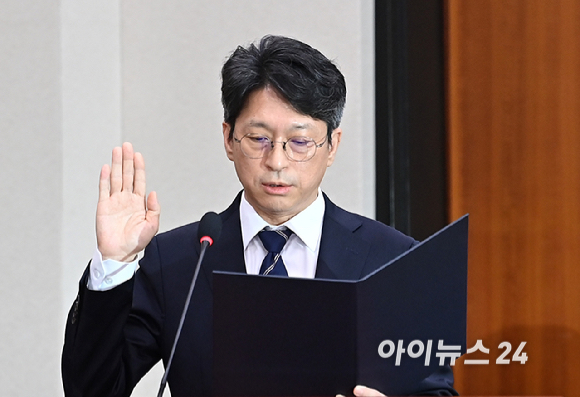 홍지선 국토교통부 장관 후보자가 16일 서울 여의도 국회에서 열린 국토교통위원회 인사청문회에서 선서를 하고 있다. [사진=곽영래 기자]