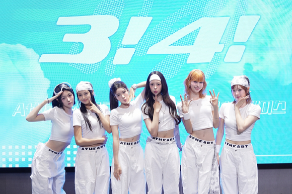 앳하트가 19일 오후 서울 마포구 양화로 라이즈오토그래프컬렉션에서 진행된 싱글 '3!4!' 발매 기념 쇼케이스에서 포토타임을 갖고 있다. [사진=타이탄콘텐츠]