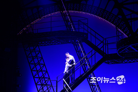 뮤지컬배우 김선영과 김우형이 26일 오후 서울 삼성동 코엑스아티움에서 진행된 뮤지컬 '렘피카' 프레스콜에서 열창하고 있다. [사진=정소희 기자]