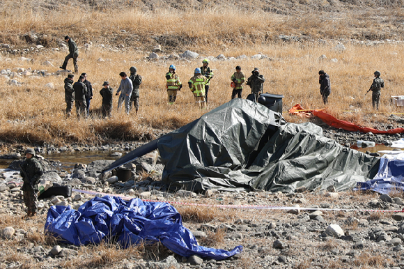 지난 9일 경기도 가평군 조종면 현리에서 육군 코브라 헬기가 추락해 군 당국이 현장을 통제하고 있다. [사진=연합뉴스]