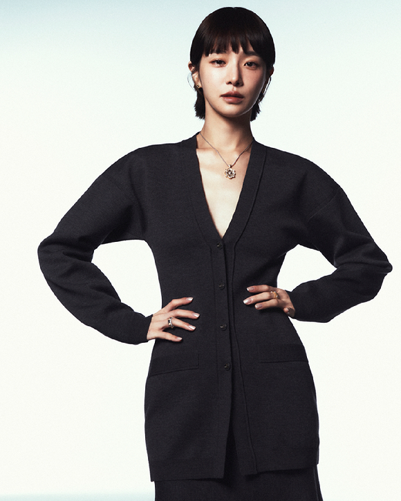 배우 박규영이 넷플릭스 시리즈 '오징어 게임' 시즌3 인터뷰에 앞서 포즈를 취하고 있다. [사진=넷플릭스]