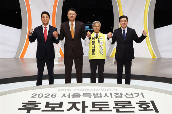 6.3 지방선거 서울시장 후보인 오세훈 국민의힘 후보(왼쪽부터), 김정철 개혁신당 후보, 권영국 정의당 후보, 정원오 더불어민주당 후보가 28일 서울 마포구 SBS프리즘타워에서 열린 제9회 전국동시지방선거 서울시장 후보 초청 토론회에 앞서 기념촬영을 하고 있다. [사진=정소희 기자]