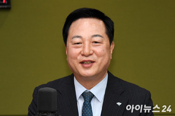 지난해 7월 18일 김두관 당시 더불어민주당 당대표 후보가 서울 양천구 CBS 사옥에서 열린 'CBS 김현정의 뉴스쇼 특집' 더불어민주당 당대표 후보자 토론회에 참석해 인사말을 하고 있다. [사진=국회사진취재단]