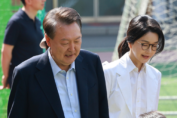 윤석열 전 대통령이 19일 서울 서초구 중앙지방법원에서 열린 내란 우두머리 혐의, 직권남용 권리행사방해 혐의 사건 4차 공판을 마친 뒤 법정을 나서고 있다. [사진=사진공동취재단]
