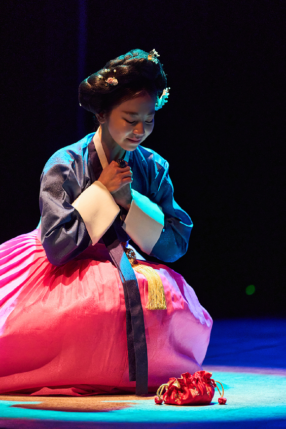 배우 안소희가 프로필 촬영에서 포즈를 취하고 있다. [사진=BH엔터테인먼트]