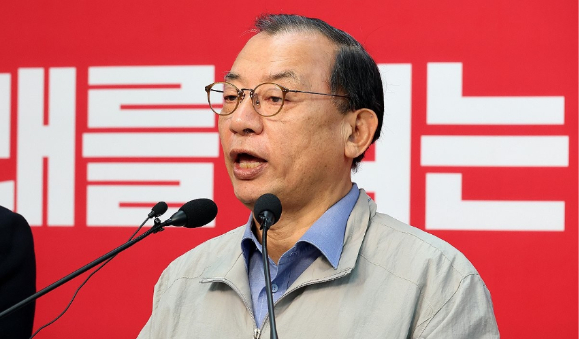 더불어민주당 김이수 공천관리위원장이 20일 서울 영등포구 여의도 중앙당사에서 6&middot;3 지방선거 대전시장 및 충남지사 공천 심사 결과를 발표하고 있다. [사진=연합뉴스]
