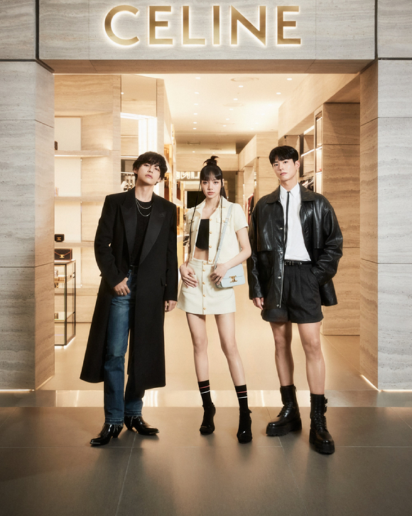 지난달 30일 파리 럭셔리 브랜드 셀린느(CELINE)가 더현대 서울에 팝업 스토어를 오픈했다. 이 자리에는 블랙핑크 리사, 배우 박보검, 방탄소년단 뷔가 함께 했다. [사진=셀린느]