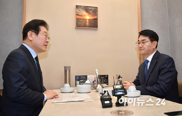 이재명 더불어민주당 대표와 박용진 전 의원이 21일 서울 여의도 모 식당에서 갖은 오찬회동에서 대화를 나누고 있다. [사진=곽영래 기자]