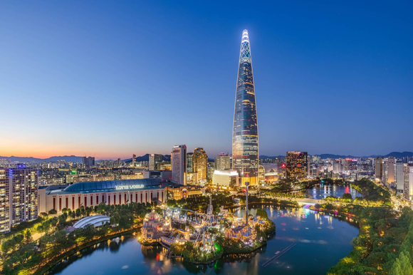 롯데물산이 롯데월드타워에 국내 육상 최초로 스타링크를 도입했다. [사진=롯데물산]