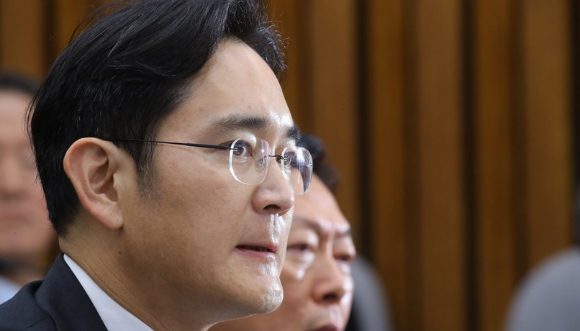 이재용 삼성전자 회장이 부회장 시절인 2016년 12월 6일 오전 국회에서 열린 '박근혜 정부의 최순실 등 민간인에 의한 국정농단 의혹 사건 진상 규명을 위한 국정조사 특별위원회'에서 증인으로 출석해 삼성물산 합병 관련 질의에 답변하고 있다. 2016.12.6 [사진=연합뉴스]