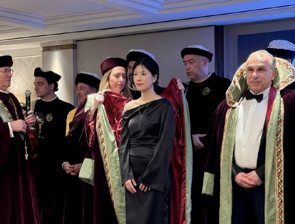 고아라 이마트 바이어는 '꼬망드리' 기사 작위를 수훈했다. [사진=이마트]