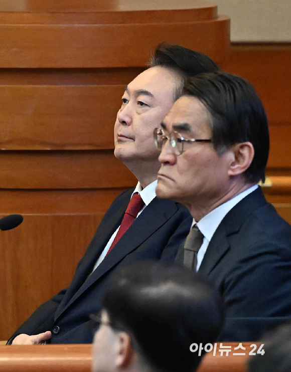 윤석열 대통령이 11일 서울 종로구 헌법재판소에서 열린 '윤석열 대통령 탄핵심판 7차 변론'에 출석하고 있다. [사진=사진공동취재단]