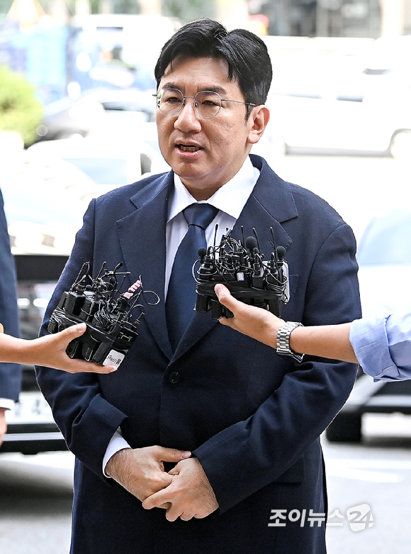 자본시장법상 부정거래행위 금지 위반 혐의를 받는 하이브(HYBE) 방시혁 의장이 15일 오전 서울경찰청 금융범죄수사대에 출석하고 있다. [사진=곽영래 기자]