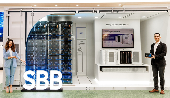 지난달 14일 독일 뮌헨에서 개최된 '인터배터리 유럽 2023'에서 삼성SDI가 업계 최고 수준 용량의 SBB(Samsung Battery Box)를 선보이고 있다. [사진=삼성SDI]