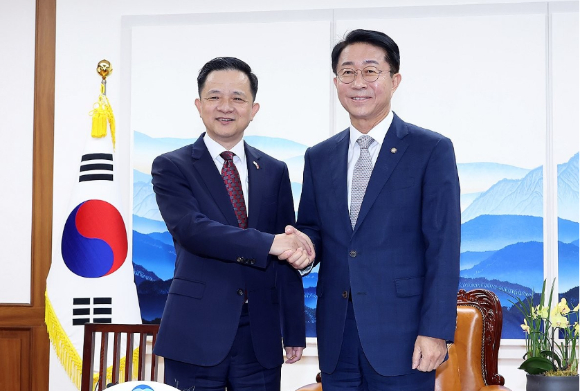 조정식 국회의장이 27일 국회에서 다이빙 주한중국대사를 만나 악수하고 있다. [사진=연합뉴스]