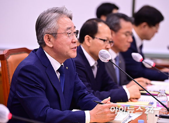 강호동 농협중앙회장이 18일 오전 서울 여의도 국회 농림축산식품해양수산위원회에서 열린 농업협동조합중앙회·농협경제지주·농협금융지주 국정감사에서 의원 질의에 답하고 있다. [사진=곽영래 기자]