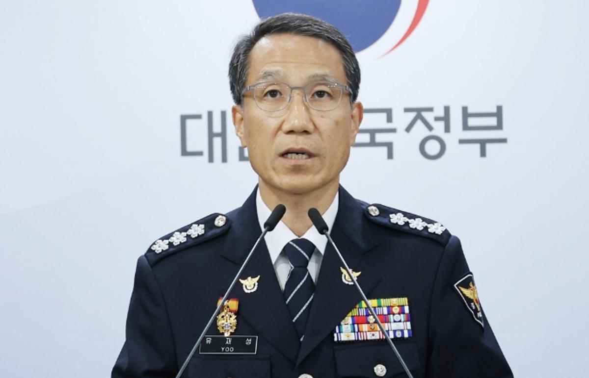 유재성 경찰청장 직무대행(오른쪽)이 지난 16일 서울 종로구 정부서울청사에서 열린 경찰 수사 내부비리 근절 및 민주적 통제 강화 관련 윤호중 행정안전부 장관 대국민 담화문 발표가 끝난 뒤 기자들의 질문에 답하고 있다. 2026.7.16 [사진=연합뉴스]