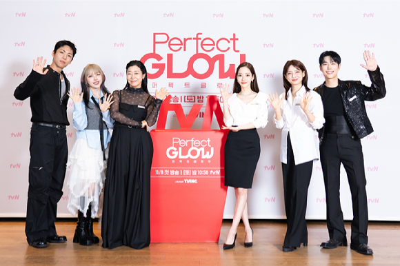 배우 주종혁, 뷰티 인플루언서 포니, 배우 라미란, 김상아 PD, 박민영, 헤어디자이너 차홍, 뷰티 크리에이터 레오제이가 6일 오전 온라인 중계로 진행된 tvN '퍼펙트 글로우' 제작발표회에 참석해 포즈를 취하고 있다. [사진=tvN]