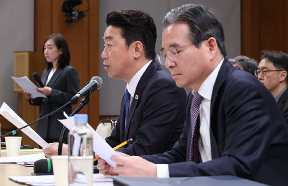 강훈식 비서실장이 7일 청와대에서 열린 중동상황 관련 기자간담회에서 발언하고 있다. 오른쪽은 김용범 정책실장. 2026.4.7 [사진=연합뉴스]