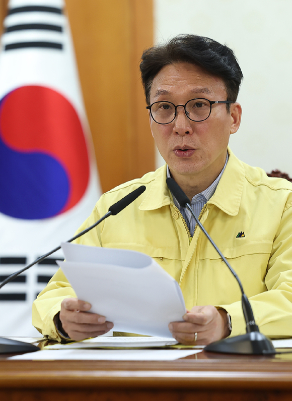 김민석 국무총리가 2일 서울 종로구 정부서울청사 대회의실에서 열린 '중동 상황점검 관련 긴급 관계부처회의'에서 모두발언을 하고 있다. [사진=연합뉴스]