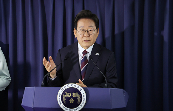 이재명 대통령이 16일(현지시간) 주요 7개국(G7) 정상회의 참석을 위해 캐나다 앨버타주 캘거리로 향하며 공군 1호기에서 기자간담회를 하고 있다. 2025.6.17 [사진=연합뉴스]