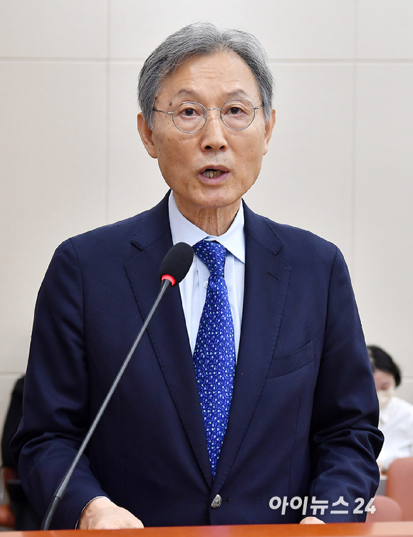 고광헌 방송미디어통신심의위원회 위원장이 8일 국회 과학기술정보방송통신위원회 전체회의에서 인사말과 업무보고를 하고 있다. [사진=곽영래 기자]