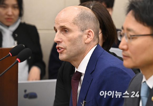 해롤드 로저스 쿠팡 대표이사가 30일 서울 여의도 국회에서 열린 쿠팡 침해사고 및 개인정보 유출, 불공정 거래, 노동환경 실태 파악과 재발방지 대책 마련을 위한 청문회에서 질의에 답변하고 있다. [사진=곽영래 기자]